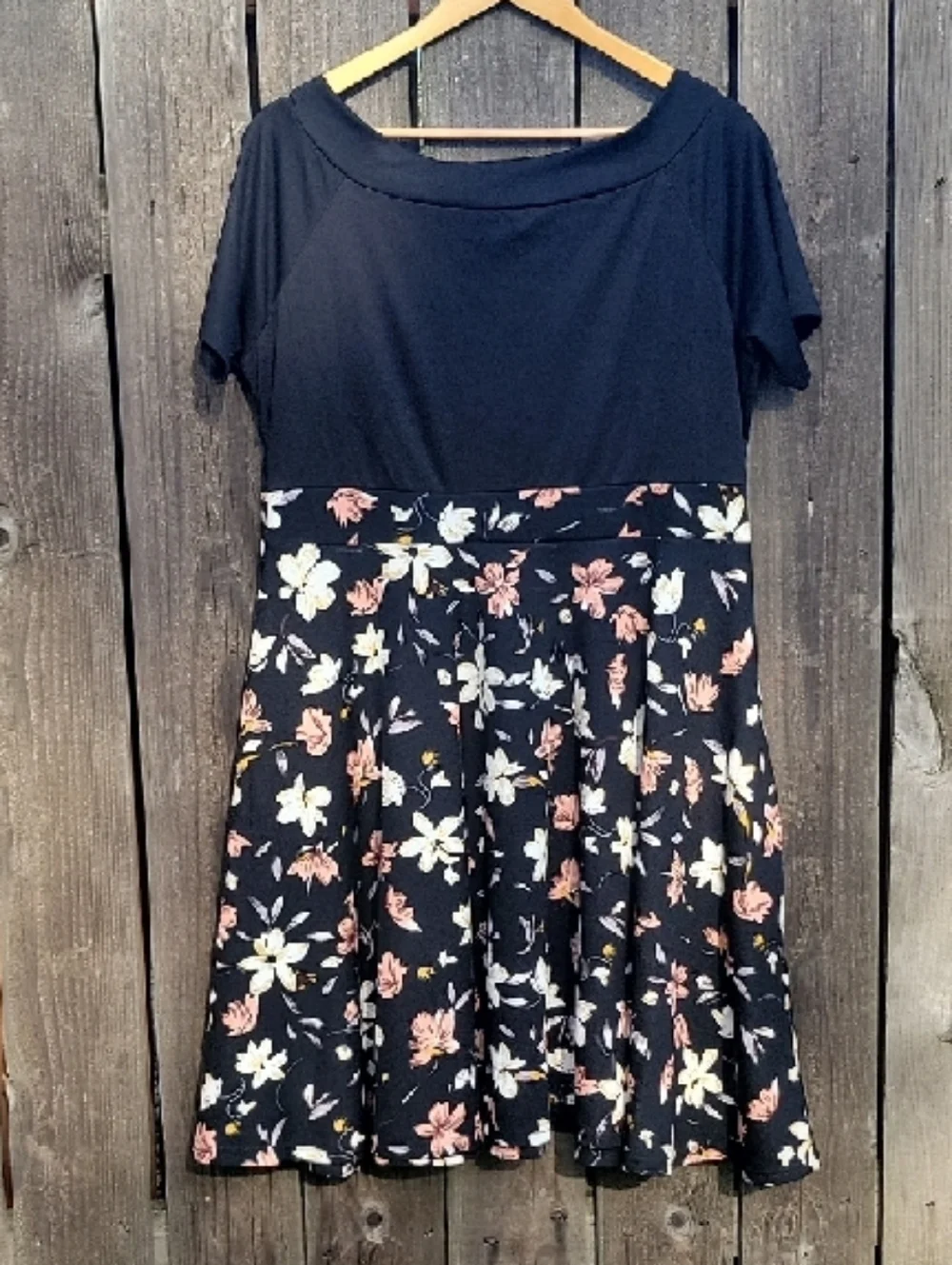Black‎ Floral Scoop-Neck Mini Dress